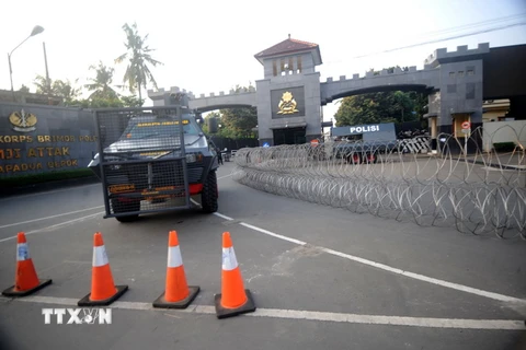 Xe quân sự Indonesia được triển khai tới hiện trường vụ bạo loạn tại nhà tù ở Depok ngày 9/5. (Nguồn: THX/TTXVN)