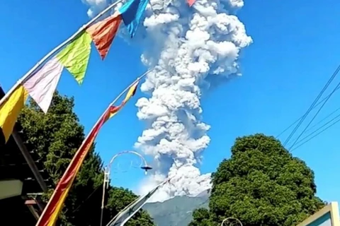 Indonesia gấp rút sơ tán người dân do núi lửa Merapi phun trào