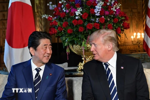  Tổng thống Donald Trump (phải) và Thủ tướng Shinzo Abe (trái) trong cuộc gặp tại Palm Beach, Florida, Mỹ ngày 17/4. AFP/TTXVN.