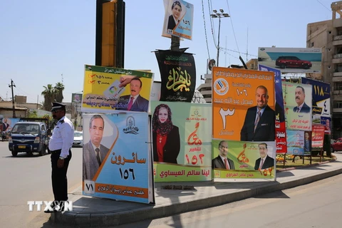 Ápphích giới thiệu các ứng cử viên tranh cử trong cuộc bầu cử Quốc hội Iraq trên đường phố Baghdad ngày 17/4. (Nguồn: AFP/TTXVN)