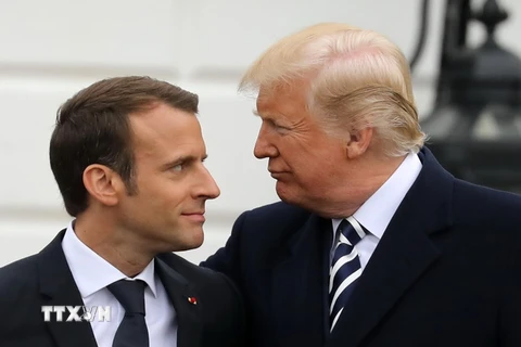 Tổng thống Pháp Emmanuel Macron (trái) và Tổng thống Mỹ Donald Trump trong cuộc gặp tại Washington DC., ngày 24/4. (Nguồn: AFP/TTXVN)