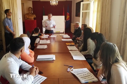 Khai giảng lớp dạy tiếng Việt tại Algeria. (Ảnh: Nguyễn Tấn Đạt/TTXVN) 
