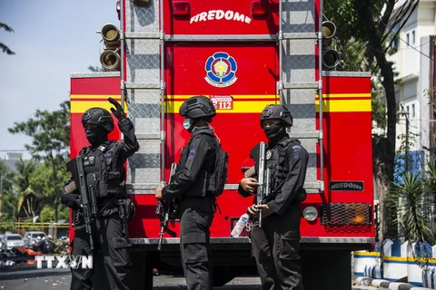 Cảnh sát gác tại hiện trường vụ nổ ở Đông Java, Indonesia ngày 13/5. (Nguồn: AFP/TTXVN)