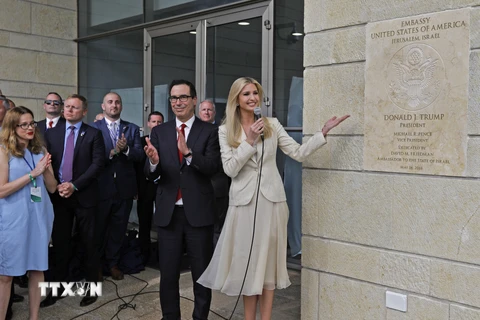 Bộ trưởng Tài chính Mỹ Steve Mnuchin (giữa, trái) và con gái Tổng thống Mỹ, cô Ivanka Trump (phải) chính thức khai trương Đại sứ quán Mỹ tại Jerusalem ngày 14/5. (Nguồn: AFP/TTXVN)