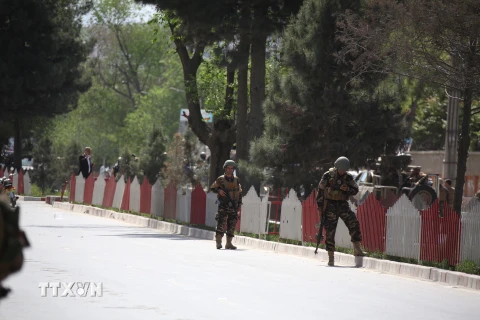 Lực lượng an ninh Afghanistan điều tra tại hiện trường một vụ đánh bom tại Kabul. (Nguồn:THX/TTXVN)