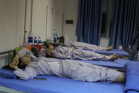 Các sinh viên nghi bị ngộ độc thức ăn đang cấp cứu tại Bệnh viện Đa khoa Phúc Yên. (Ảnh: Nguyễn Thảo/TTXVN)