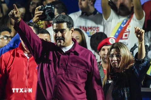 Tổng thống Venezuela Nicolas Maduro (trái, trước) sau khi Ủy ban bầu cử quốc gia công bố kết quả bầu cử Tổng thống tại Caracas ngày 20/5. (Nguồn: AFP/TTXVN)