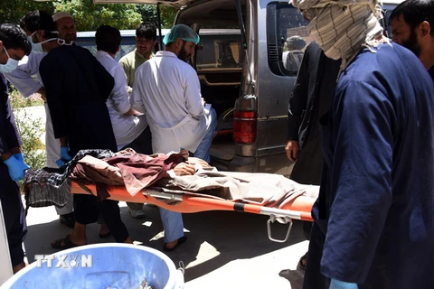 Chuyển thi thể một nạn nhân trong vụ tấn công ở Kandahar, miền Nam Afghanistan ngày 21/5. Ảnh minh họa. (Nguồn: THX/TTXVN)