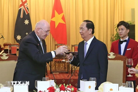 Chủ tịch nước Trần Đại Quang và Toàn quyền Australia Peter Cosgrove cùng nâng cốc chúc mừng mối quan hệ ngày càng tốt đẹp giữa Việt Nam và Australia. (Ảnh: Nhan Sáng/TTXVN)