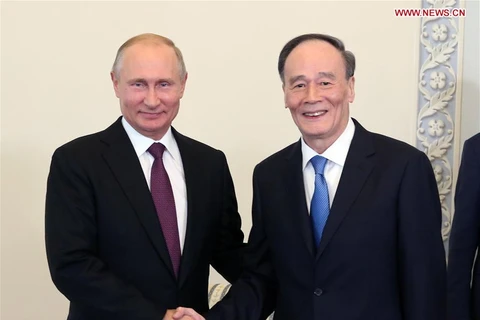Tổng thống Nga Vladimir Putin và Phó Chủ tịch Trung Quốc Vương Kỳ Sơn. (Nguồn: Xinhua)