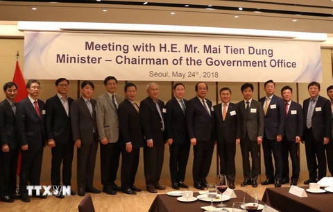 Bộ trưởng, Chủ nhiệm Văn phòng Chính phủ Mai Tiến Dũng chụp ảnh lưu niệm với các nhà đầu tư Hàn Quốc. (Ảnh: Mạnh Hùng/TTXVN)