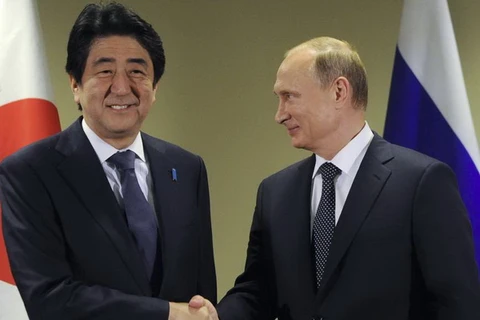Tổng thống Nga Vladimir Putin và người đồng cấp Nhật Bản Shinzo Abe. (Nguồn: AP)