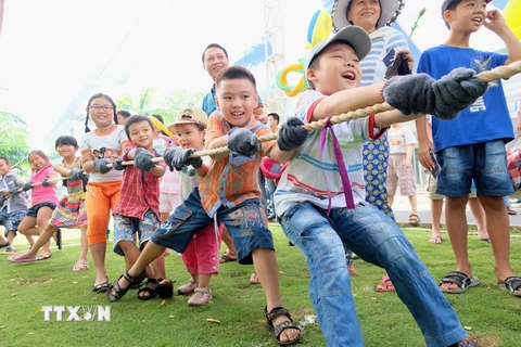 Các em nhỏ hào hứng tham gia các hoạt động trong ngày hội ''Phú Mỹ Hưng hướng về trẻ em năm 2018''. (Ảnh: Thế Anh/TTXVN)