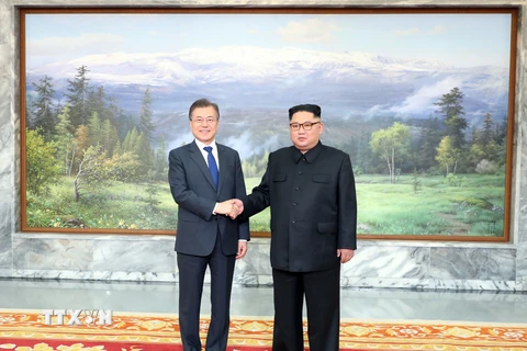 Tổng thống Hàn Quốc Moon Jae-in (trái) trong cuộc gặp nhà lãnh đạo Triều Tiên Kim Jong-un tại làng đình chiến Panmunjom ngày 26/5. (Nguồn: YONHAP/TTXVN)