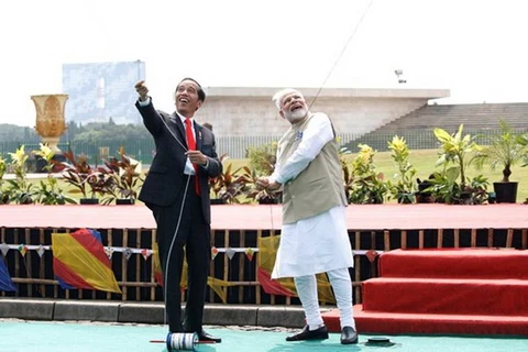 Thủ tướng Ấn Độ Narendra Modi (phải) và Tổng thống nước chủ nhà Joko Widodo thả diều tại Jakarta. (Nguồn: Reuters)