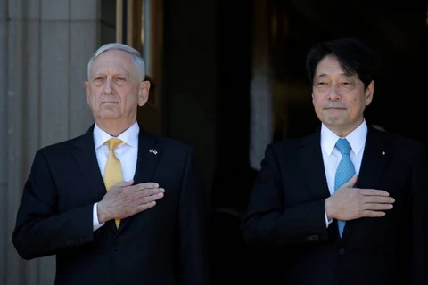 Bộ trưởng Quốc phòng Nhật Bản Itsunori Onodera và người đồng cấp Mỹ Jim Mattis. (Nguồn: Reuters)
