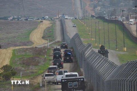 Đoàn xe của Tổng thống Mỹ Donald Trump thị sát khu vực bức tường biên giới với Mexico tại San Diego, California ngày 13/3. (Nguồn: AFP/TTXVN)