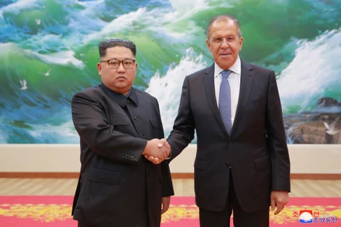 Nhà lãnh đạo Kim Jong-un (trái) và Ngoại trưởng Nga Sergei Lavrov (phải) tại cuộc gặp ở Bình Nhưỡng. (Nguồn: Yonhap/TTXVN)