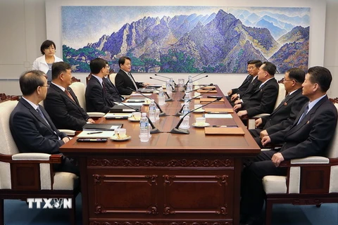 Phái đoàn Hàn Quốc (phải) và Triều Tiên (trái) tại cuộc đàm phán cấp cao liên Triều ở làng đình chiến Panmunjom ngày 1/6. (Nguồn: Kyodo/TTXVN)