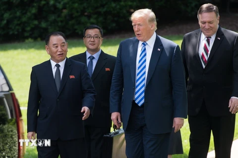  Tổng thống Mỹ Donald Trump (thứ 2, phải) trong cuộc gặp Phó Chủ tịch Ban chấp hành Trung ương đảng Lao động Triều Tiên Kim Yong-chol (trái) tại Nhà Trắng ngày 1/6. (Nguồn: AFP/TTXVN)