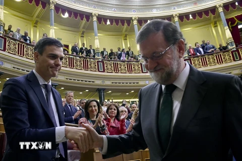 Thủ tướng bị phế truất Mariano Rajoy (phải) và tân Thủ tướng Pedro Sanchez sau phiên bỏ phiếu bất tín nhiệm của Quốc hội ở Madrid ngày 1/6. (Nguồn: AFP/TTXVN)