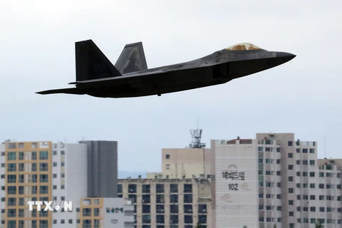 Máy bay chiến đấu F-22 Raptor của không lực Mỹ tham gia cuộc tập trận "Thần Sấm", tại căn cứ không quân Osan ở Pyeongtaek, phía nam Seoul ngày 11/5. (Nguồn: YONHAP/TTXVN)