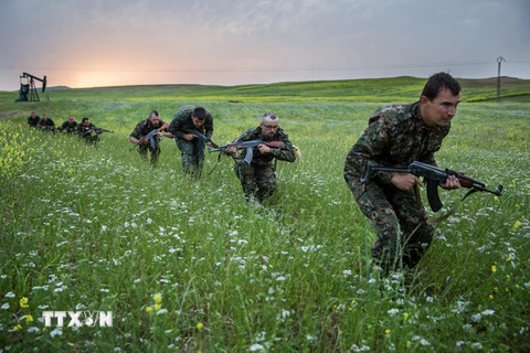 Các tay súng nước ngoài tham gia lực lượng YPG ở miền đông bắc Syria ngày 30/4/2015. (Nguồn: AFP/TTXVN)