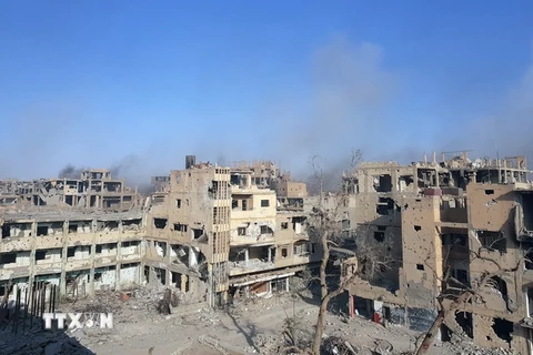 Khói bốc lên sau một cuộc không kích nhằm vào IS tại Deir al-Zour, Syria hồi đầu năm. (Nguồn: AFP/TTXVN)