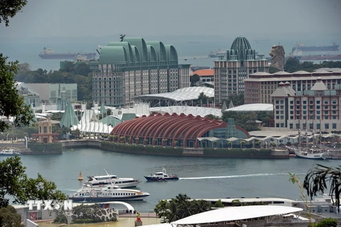 Toàn cảnh khách sạn và công viên tại đảo nghỉ dưỡng Sentosa của Singapore. (Nguồn: AFP/TTXVN)