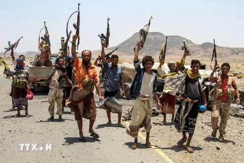Lực lượng trung thành với Tổng thống Yemen được liên quân Arab hậu thuẫn vui mừng sau khi giành quyền kiểm soát thị trấn Mokha từ phiến quân Houthi ngày 15/4/2017. (Nguồn: AFP/TTXVN)