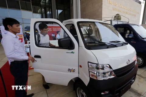 Gian trưng bày ôtô của Tổng công ty Máy động lực và Máy nông nghiệp Việt Nam (VEAM). (Ảnh: Trần Việt/TTXVN)