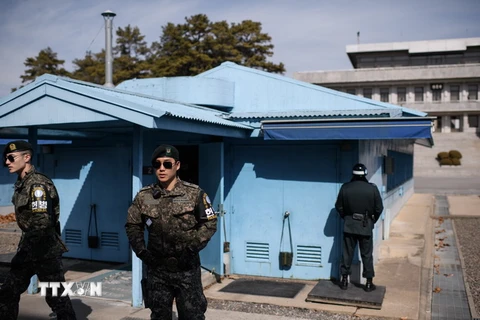Binh sỹ Hàn Quốc gác tại khu vực làng đình chiến Panmunjom, khu phi quân sự hóa DMZ giữa hai miền Triều Tiên. (Nguồn: AFP/TTXVN)