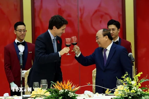 Tối 8/11/2017, tại Hà Nội, Thủ tướng Nguyễn Xuân Phúc chiêu đãi trọng thể Thủ tướng Canada Justin Trudeau. (Ảnh: Thống Nhất/TTXVN)