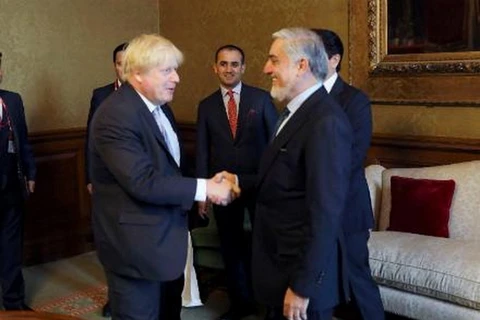 Ngoại trưởng Anh Boris Johnson (phải) và quan chức điều hành cấp cao của Afghanistan Abdullah Abdullah. (Nguồn: tolonews.com)
