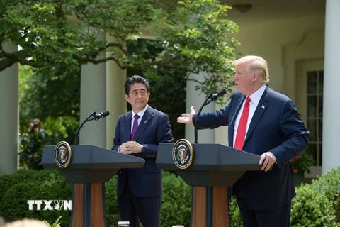 Tổng thống Mỹ Donald Trump (phải) và Thủ tướng Nhật Bản Shinzo Abe trong cuộc họp báo chung tại Nhà Trắng ngày 7/6. (Nguồn: THX/TTXVN)
