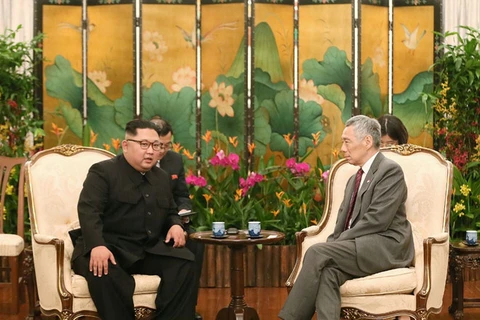 Nhà lãnh đạo Triều Tiên Kim Jong-un (trái) gặp Thủ tướng Singapore Lý Hiển Long. (Nguồn: Straits Times)