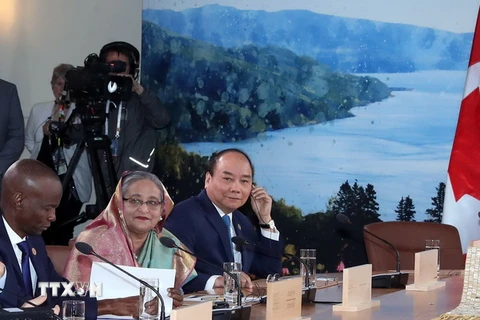 Thủ tướng Nguyễn Xuân Phúc dự Phiên làm việc với các trưởng đoàn G7 và G7 mở rộng. (Ảnh: Thống Nhất/TTXVN)