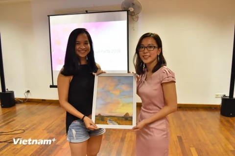 Một tác phẩm được đấu giá thành công tại buổi tiệc gây quỹ học bổng Hoa Phong Lan tối 9/6. (Ảnh: PV/Vietnam+)