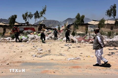 Lực lượng an ninh Afghanistan điều tra tại hiện trường một vụ tấn công ở tỉnh Kandahar ngày 22/5. (Nguồn: THX/TTXVN)