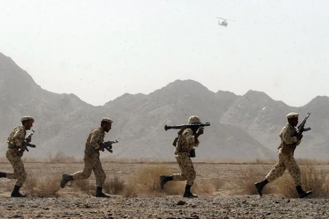 Binh sỹ Iran làm nhiệm vụ tại tỉnh Sistan-Baluchestan, cách thành phố Zahedan 50km về phía đông. (Nguồn: AFP/TTXVN)