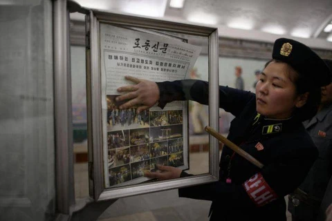 Hình ảnh Nhà lãnh đạo Kim Jong-un tại Singapore trên trang bìa tờ Rodong Sinmun được bày tại ga tàu điện ngầm ở Bình Nhưỡng, Triều Tiên. (Nguồn: AFP)