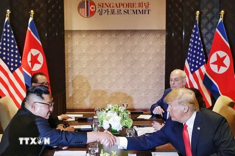 Tổng thống Mỹ Donald Trump (phải) hội đàm với nhà lãnh đạo Triều Tiên Kim Jong-un (trái) tại Sentosa, Singapore ngày 12/6. (Nguồn: EPA/TTXVN)