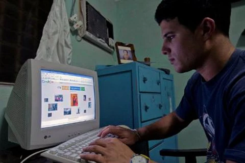 Người dân Cuba kết nối Internet tại nhà. (Nguồn: AFP)