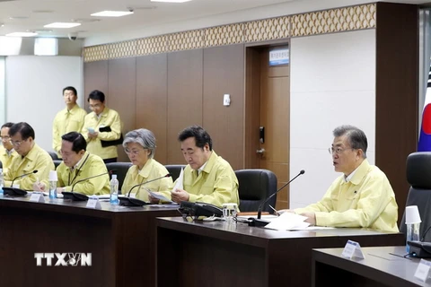 Tổng thống Hàn Quốc Moon Jae-in (phải) chủ trì cuộc họp Hội đồng An ninh quốc gia Hàn Quốc (NSC) ở Seoul ngày 21/8/2017. (Nguồn: EPA/TTXVN)