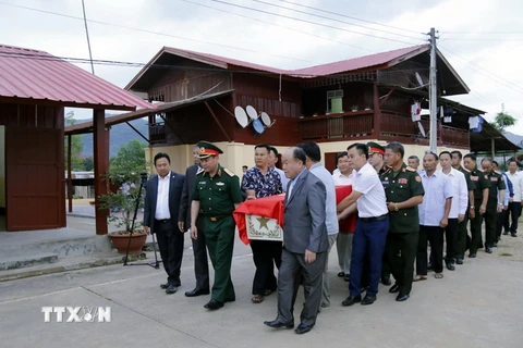 Các đại biểu hai nước rước hài cốt ''các anh'' lên đường trở về đất Mẹ. (Ảnh: Phạm Kiên/TTXVN)