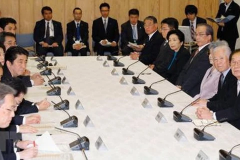 Thủ tướng Nhật Bản Shinzo Abe (thứ tư, trái) gặp thân nhân những người bị bắt cóc tại Tokyo ngày 2/4/2015. (Nguồn; Kyodo/TTXVN) 