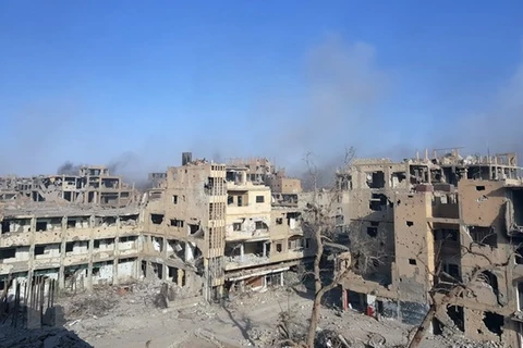Khói bốc lên sau một cuộc không kích nhằm vào IS tại Deir al-Zour, Syria hồi đầu năm. (Nguồn: AFP/TTXVN) 