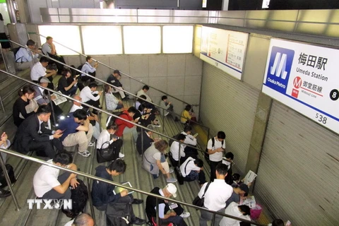 Người dân bị mắc kẹt tại ga tàu điện ngầm sau trận động đất ở Osaka, Nhật Bản ngày 18/6. (Ảnh: AFP/TTXVN)