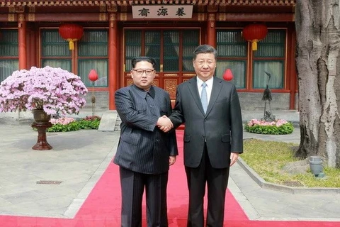 Nhà lãnh đạo Triều Tiên Kim Jong-un (trái) trong cuộc gặp Chủ tịch Trung Quốc Tập Cận Bình tại Bắc Kinh (Trung Quốc) ngày 27/3. (Nguồn: YONHAP/TTXVN)