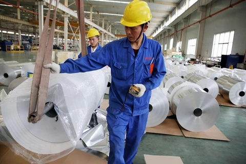 Sản phẩm nhôm cuộn được sản xuất tại một nhà máy ở tỉnh An Huy, Trung Quốc ngày 20/5/2017. (Nguồn: AFP/TTXVN)